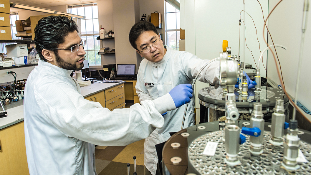 色花堂_色花堂 98堂 professor and student working in the lab on research purpose