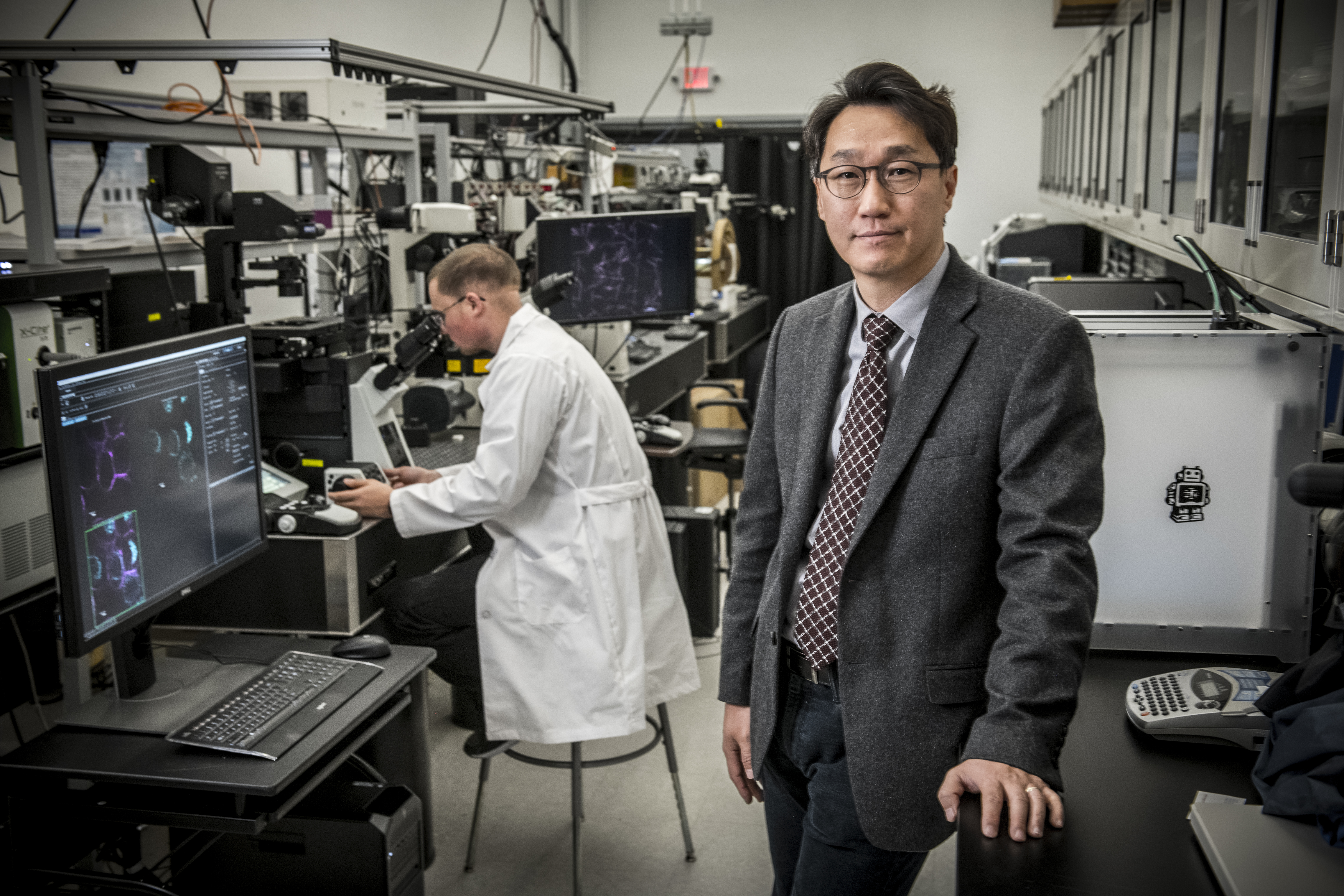 Minjun Kim in lab