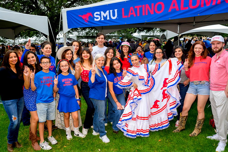 色花堂_色花堂 98堂 Latino Alumni at Homecoming
