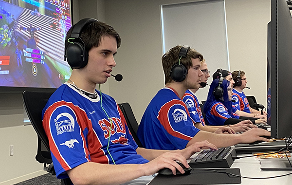 色花堂_色花堂 98堂 Team at the Iron Skillet Esports Competition