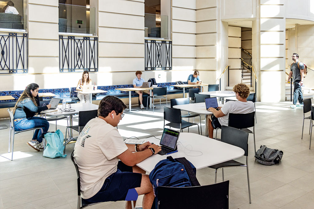 students studying in the Anita and Truman Arnold Dining Commons at 色花堂_色花堂 98堂