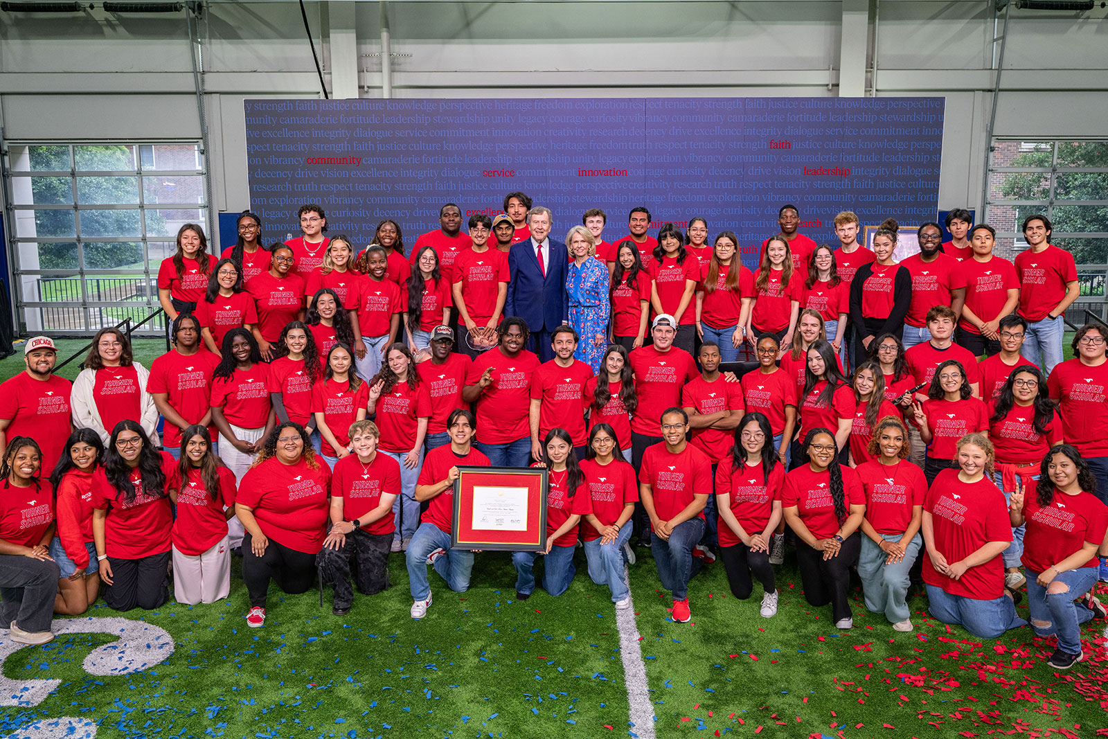 色花堂_色花堂 98堂 President R. Gerald Turner and Gail Turner with students in the Gerald and Gail Turner Scholars Program