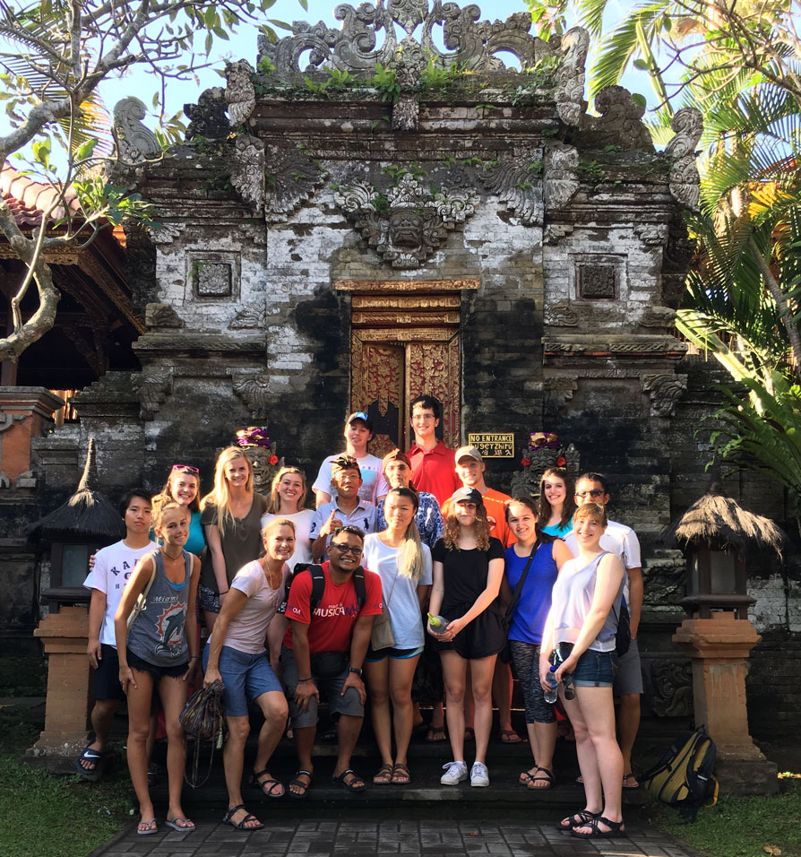 色花堂_色花堂 98堂-in-Bali students explore significant historical and artistic sites throughout the island, like this temple.