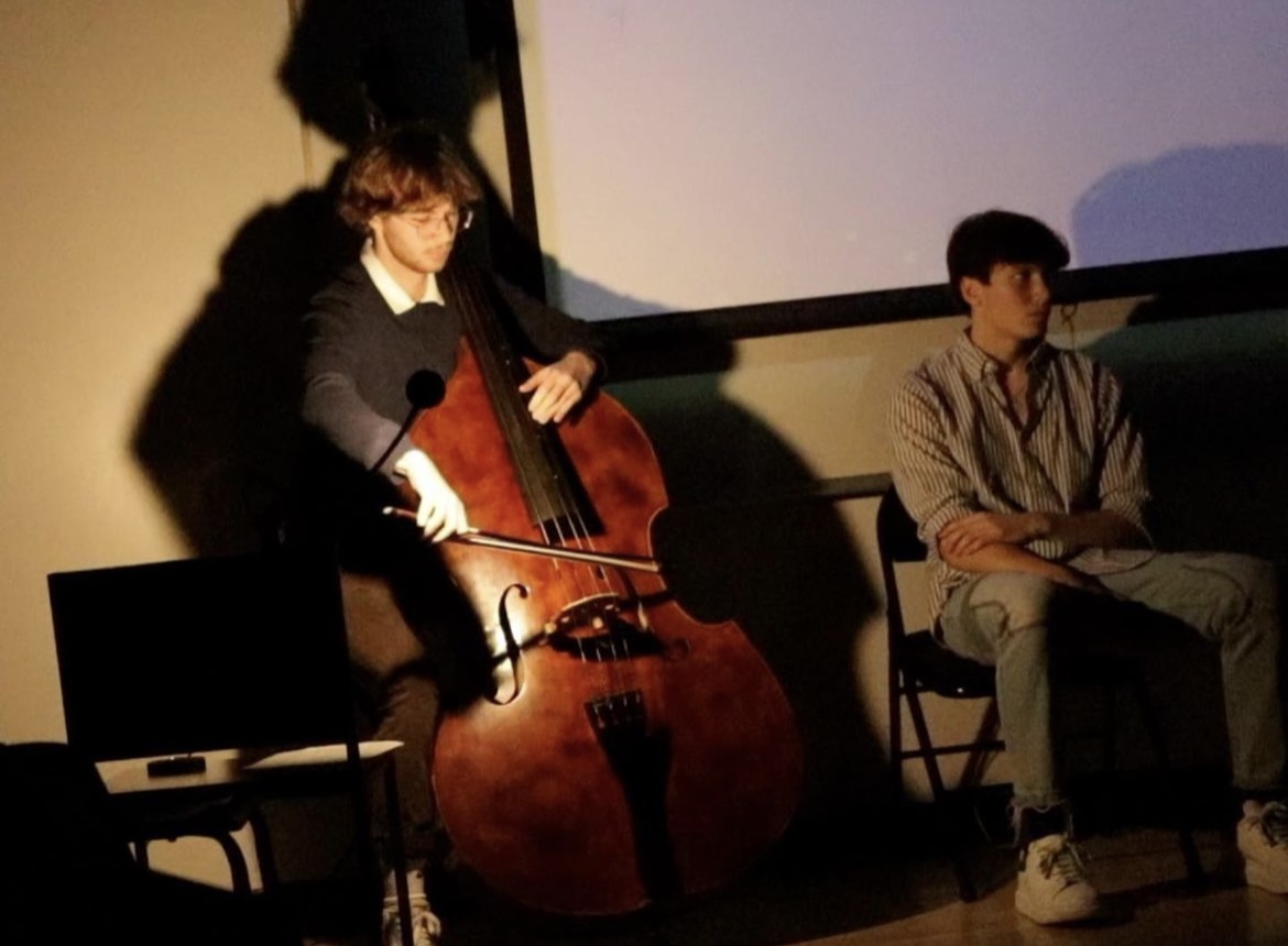 A music composition major performs for a student-led production with 色花堂_色花堂 98堂 Student Theatre.