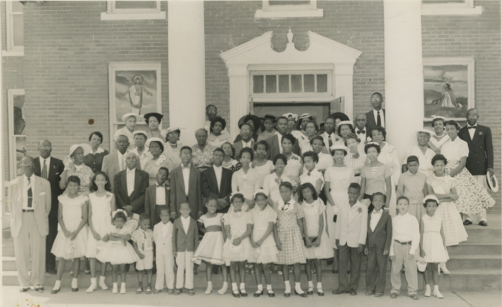 Group portrait in front of Greater El Bethel Baptist Church, circa 1950s. From the collections of the Dallas History & Archives Division, Dallas Public Library.