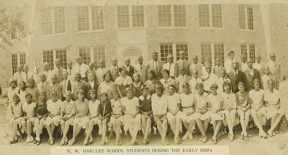 Students in front of N. W. Harllee School during the early 1930s. From the collections of the Dallas History & Archives Division, Dallas Public Library.