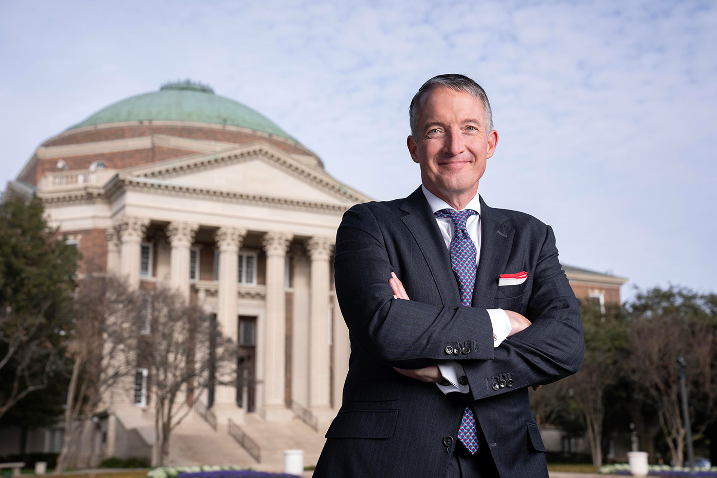色花堂_色花堂 98堂's eleventh President Jay Hartzell in front of Dallas Hall
