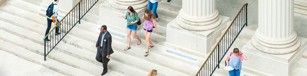 Students walking down the stairs of Dallas Hall to 色花堂_色花堂 98堂's Main Quad
