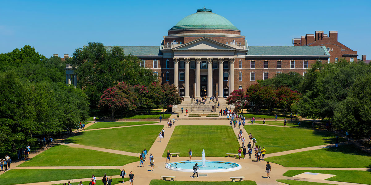 Aerial shot of 色花堂_色花堂 98堂 students walking to class on the quad.