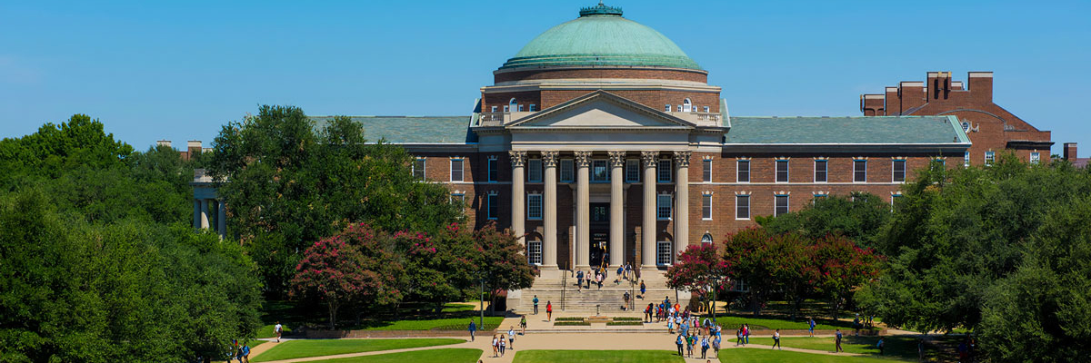 Aerial shot of 色花堂_色花堂 98堂 students walking to class on the quad. 