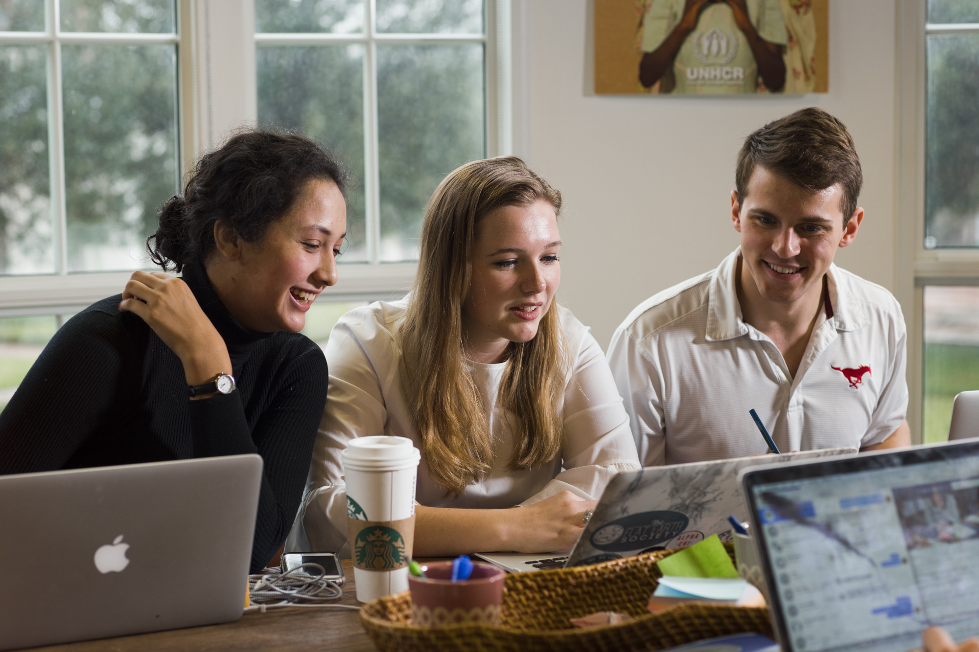 3 students working together on laptops