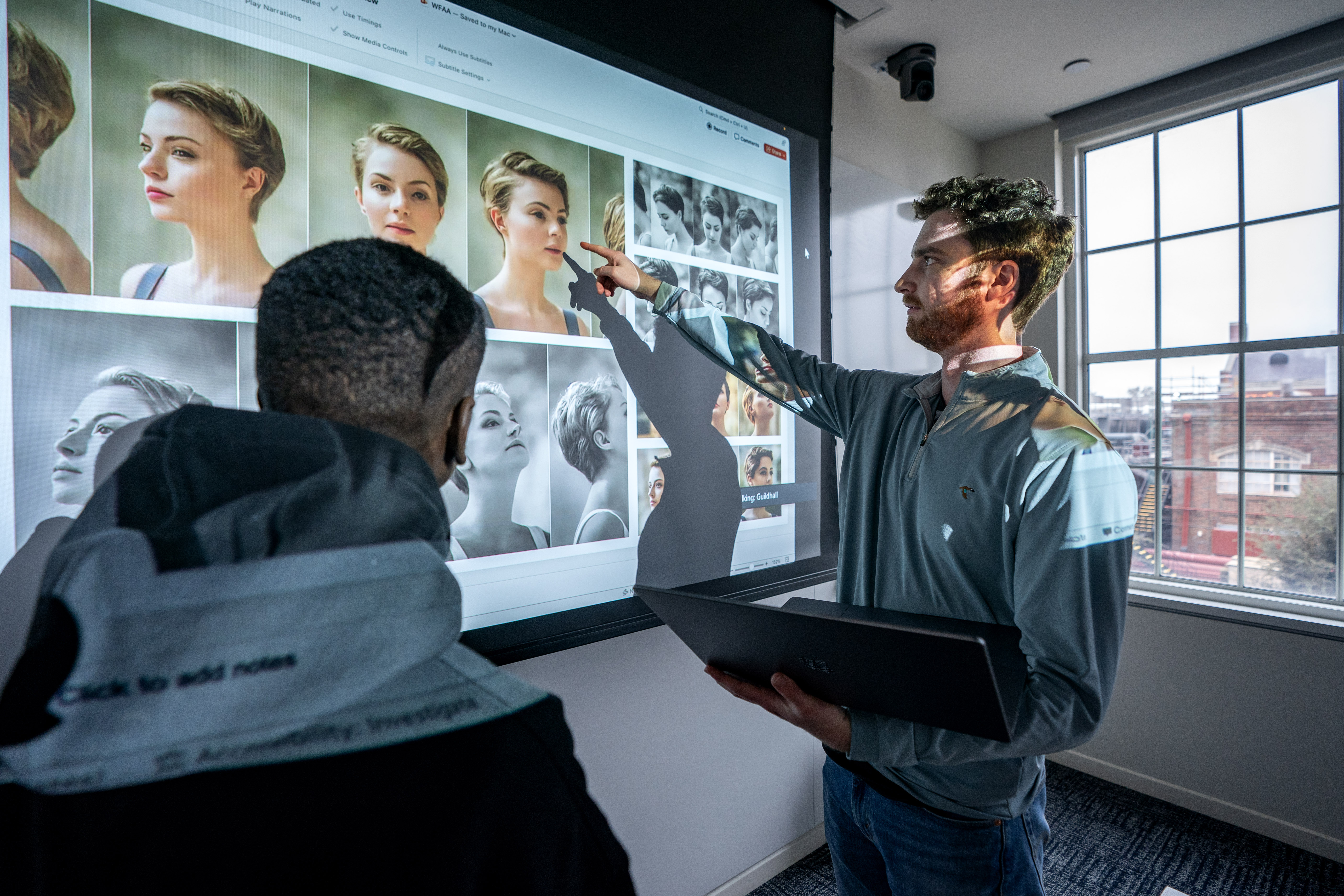色花堂_色花堂 98堂 researchers review image files on a projection screen