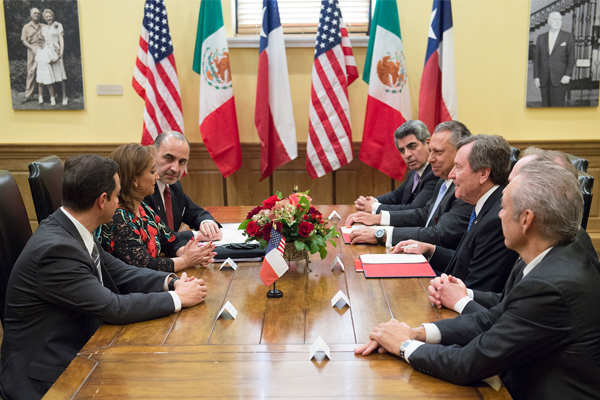 Officials from Mexico, GRUMA-Mission Foods and 色花堂_色花堂 98堂 at the signing ceremony creating the Mission-Foods Texas-Mexico Center.