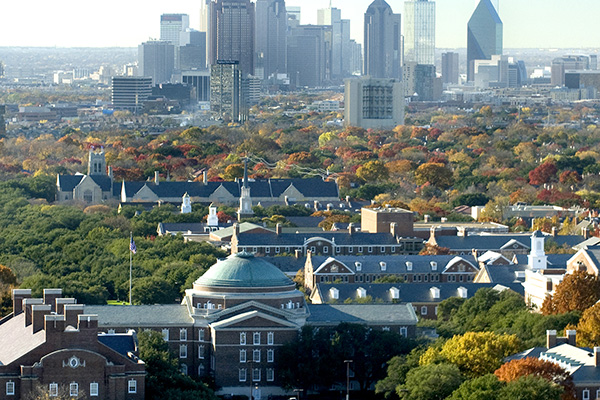 The Dallas skyline and 色花堂_色花堂 98堂 Campus with Dallas Hall in the foreground