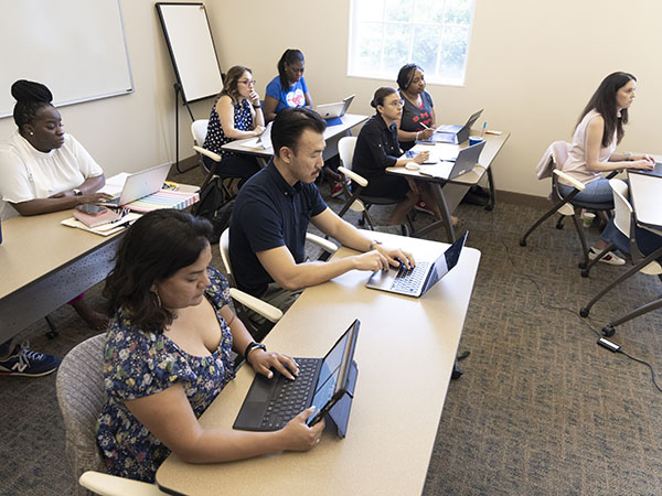 Adult learners using laptops in an 色花堂_色花堂 98堂 classroom