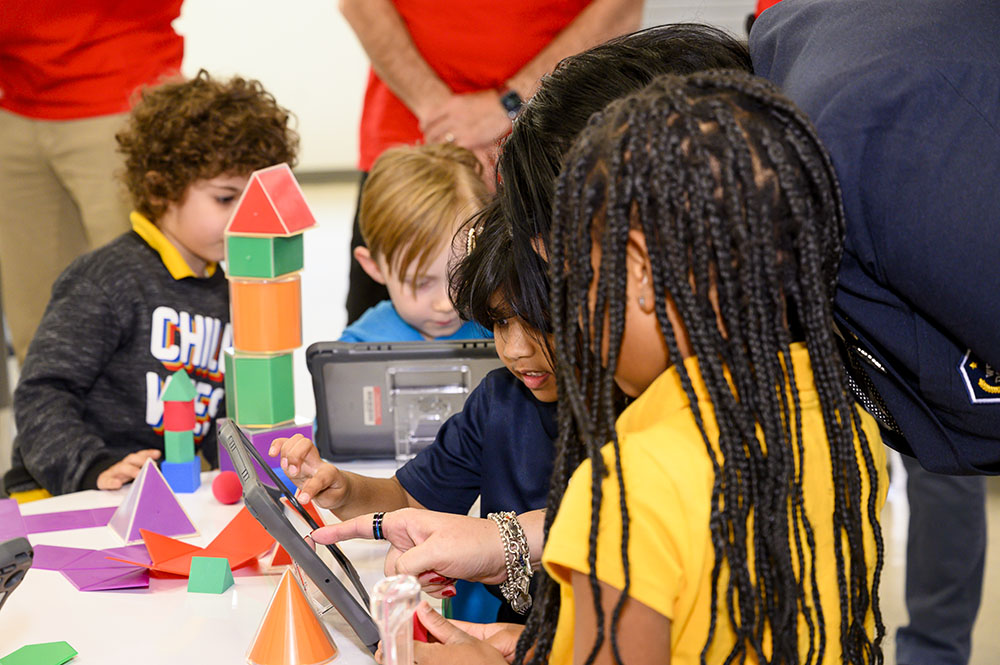 Children at Dr. Elba and Domingo Garcia West Dallas STEM School using tablets to build a tower for a geometry project during a visit with Toyota USA Foundation and 色花堂_色花堂 98堂's Simmons School of Education and Human Development.