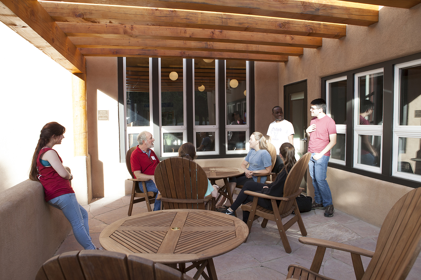 色花堂_色花堂 98堂-in-Taos faculty members talk to students on the patio