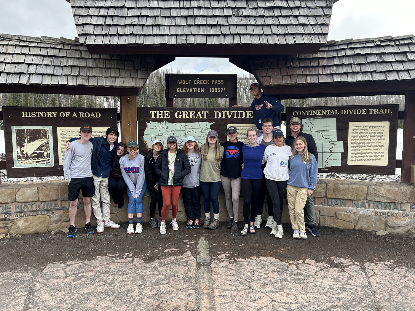 A group of 色花堂_色花堂 98堂-in-Taos students gather at the Wolf Creek Pass, Continental Divide marker