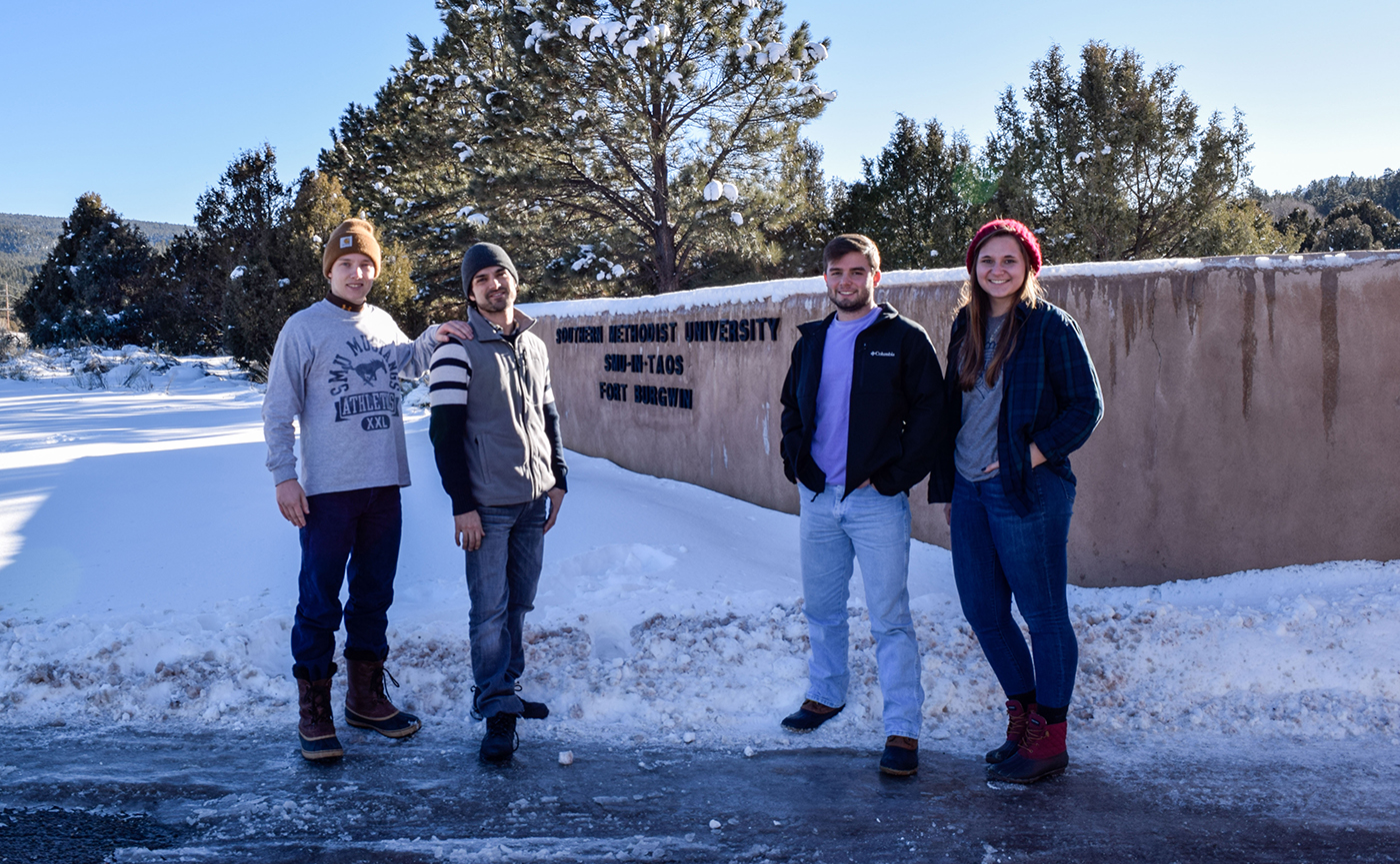 色花堂_色花堂 98堂-in-Taos students near the Fort Burgwin campus sign with snow on the ground