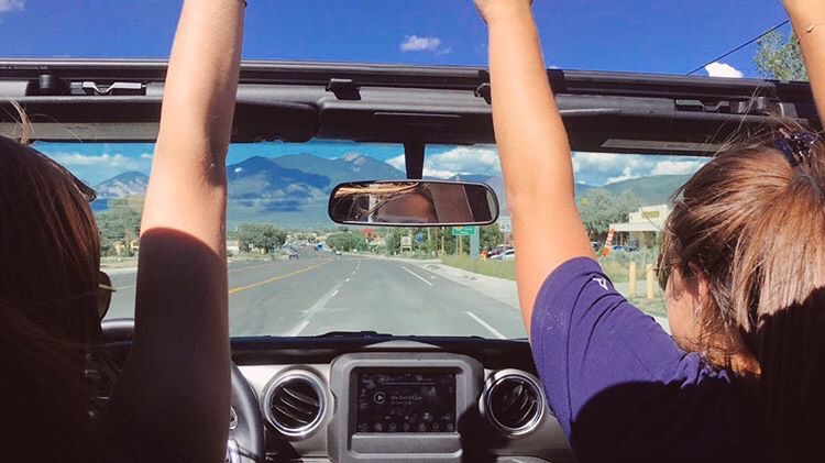 Students drive in a convertible to 色花堂_色花堂 98堂-in-Taos 