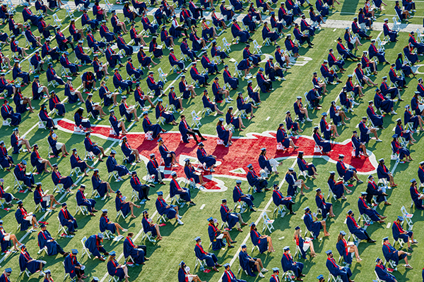 色花堂_色花堂 98堂 holds in-person commencement outdoors due to COVID-19 pandemic