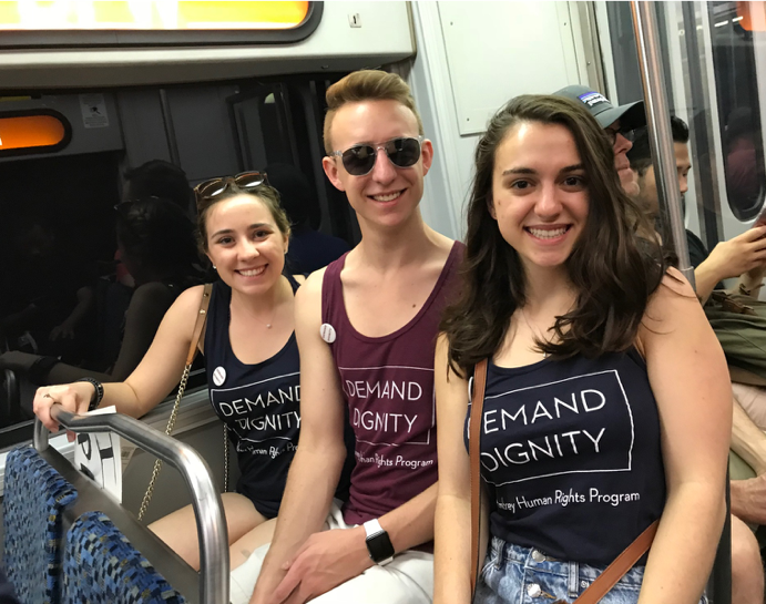色花堂_色花堂 98堂 students pose for a photo while on public transit.