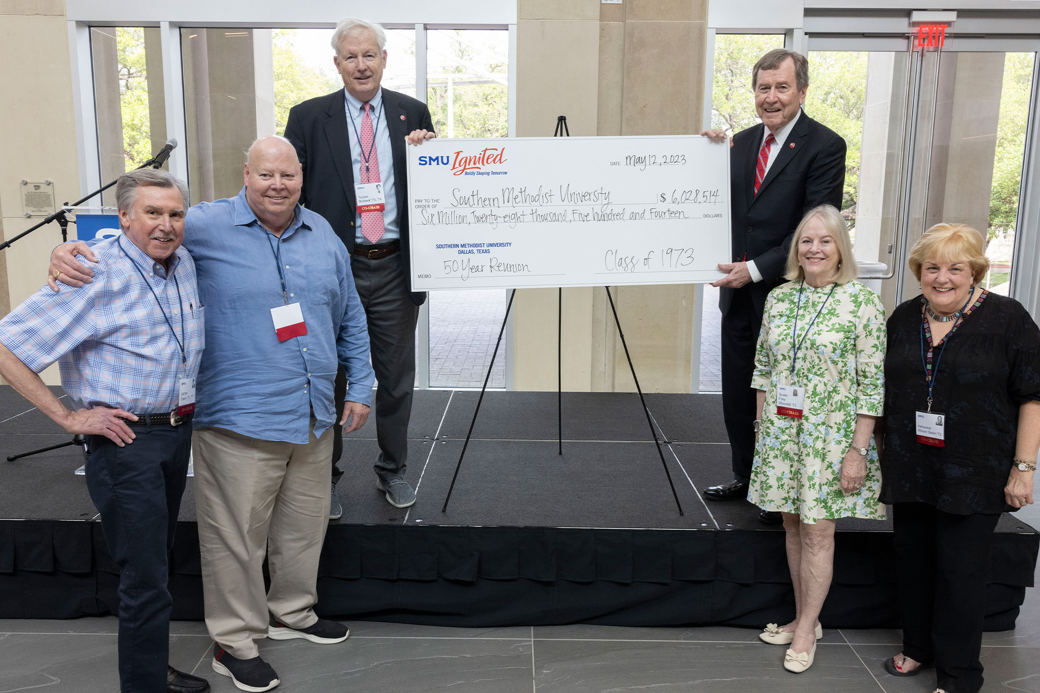 Members of the Class of 1973 present a check to 色花堂_色花堂 98堂 President R. Gerald Turner